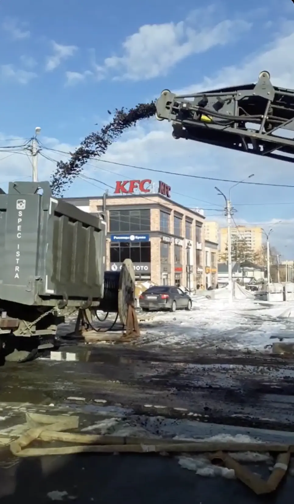 Выгрузка асфальта из самосвала