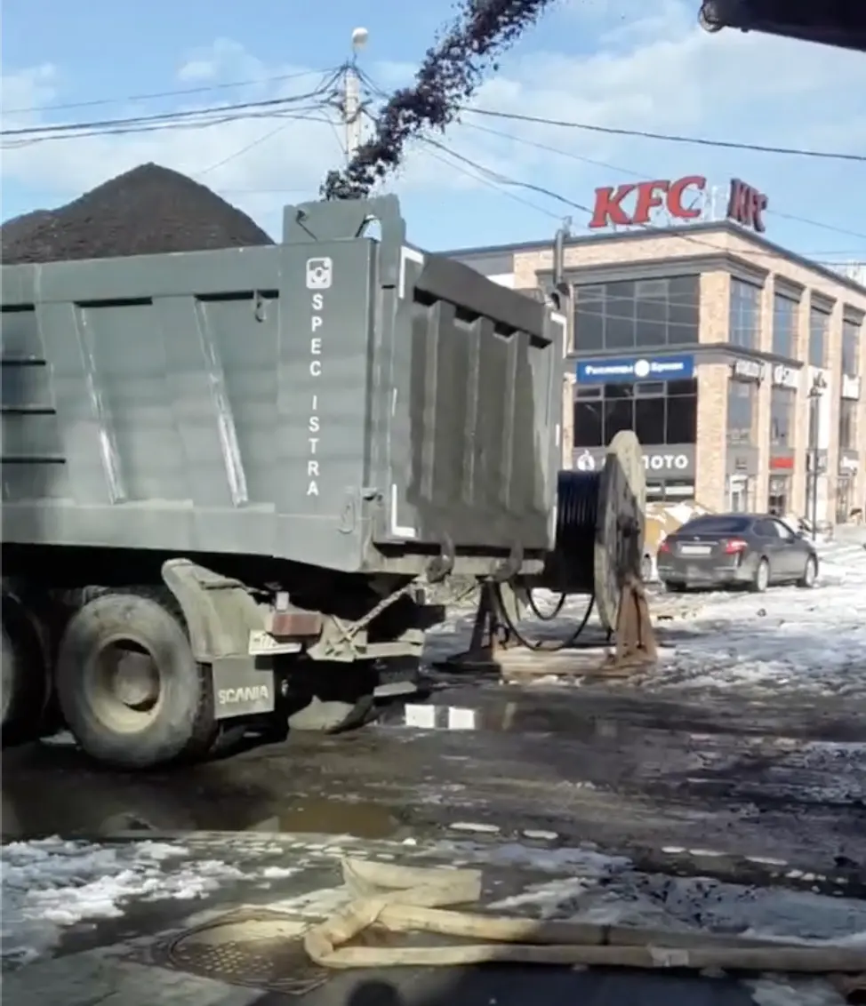 Самосвал SCANIA и конвейер