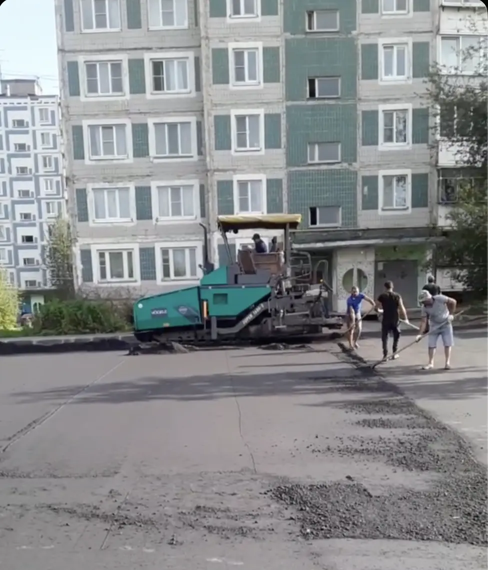 Асфальтоукладчик Volvo и бригада